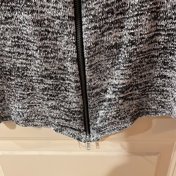 Studio Y Sweater - Picture 4 of 5